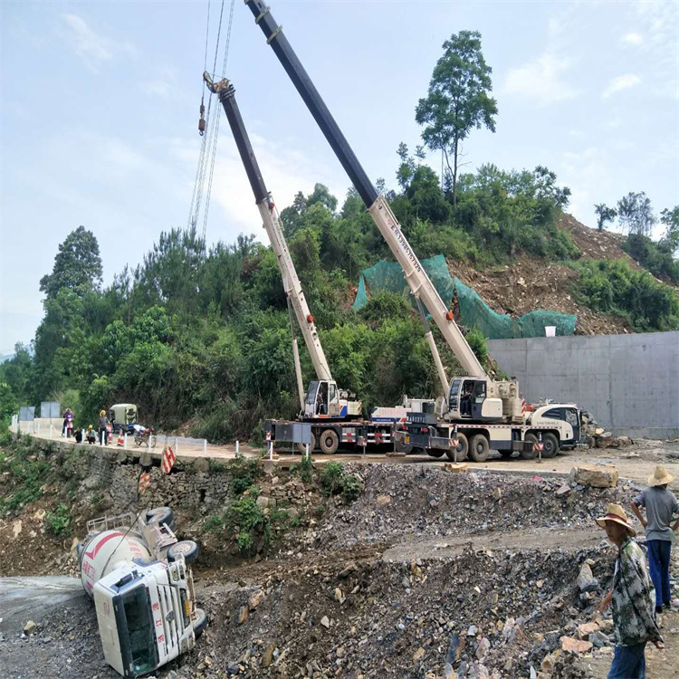 荆州汽车掉沟里叫吊车救援要多少钱